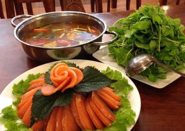 Menu đa dạng tại đây, tuy nhiên món lẩu sapa cá hồi là điểm đặc sắc,