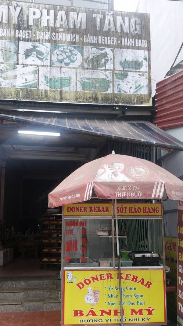 Bánh mì Sapa ở đây nổi tiếng với nguyên liệu tự chế biến, đặc biệt là giá cả khá hợp lý