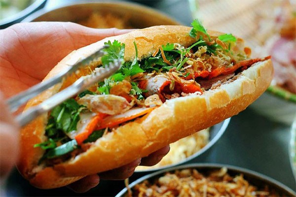 Thực đơn tại Bảo Yến Bakery Sa Pa đa dạng với nhiều loại bánh mì kẹp, nước ép trái cây và sữa hạt