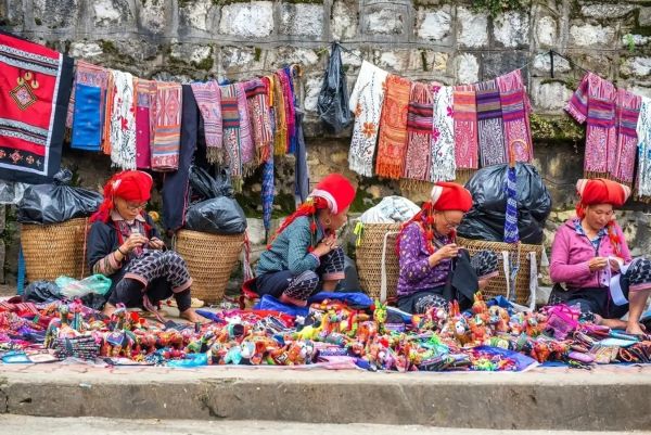 Chợ phiên là nét văn hoá đặc trưng của đồng bào các dân tộc vùng Tây Bắc 