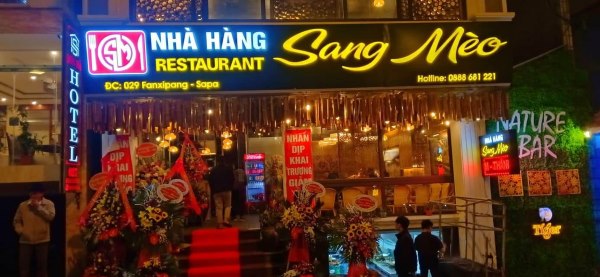 Phong cách nổi bật của nhà hàng với vật liệu tre và nứa làm chủ đạo, tạo cảm giác gần gũi và thân thuộc khi bước vào