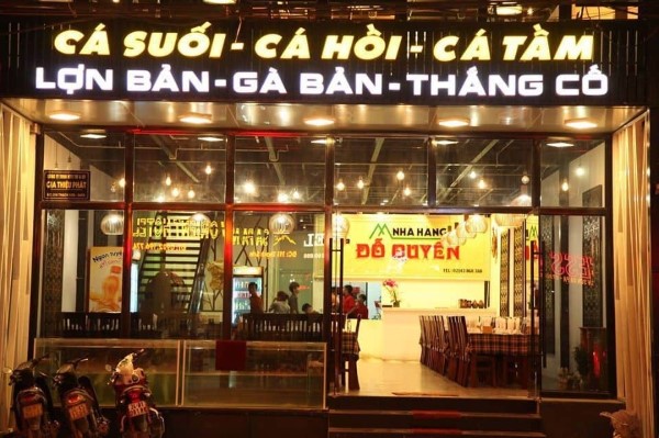 Kiến trúc sang trọng, hiện đại với thiết kế cửa kính lấy sáng giúp không gian nhà hàng được ánh sáng tự nhiên