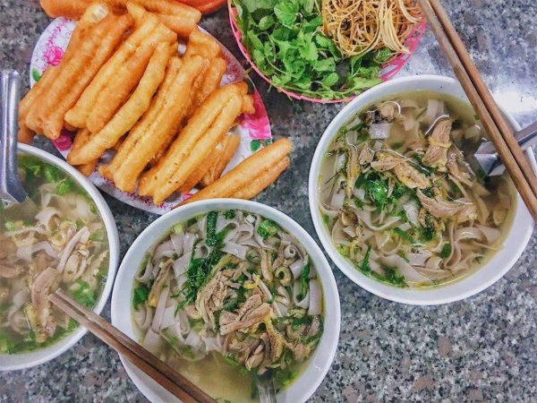 Bánh phở mềm dai, nước dùng thanh mát, thịt gà ta thả núi nên rất chắc thịt