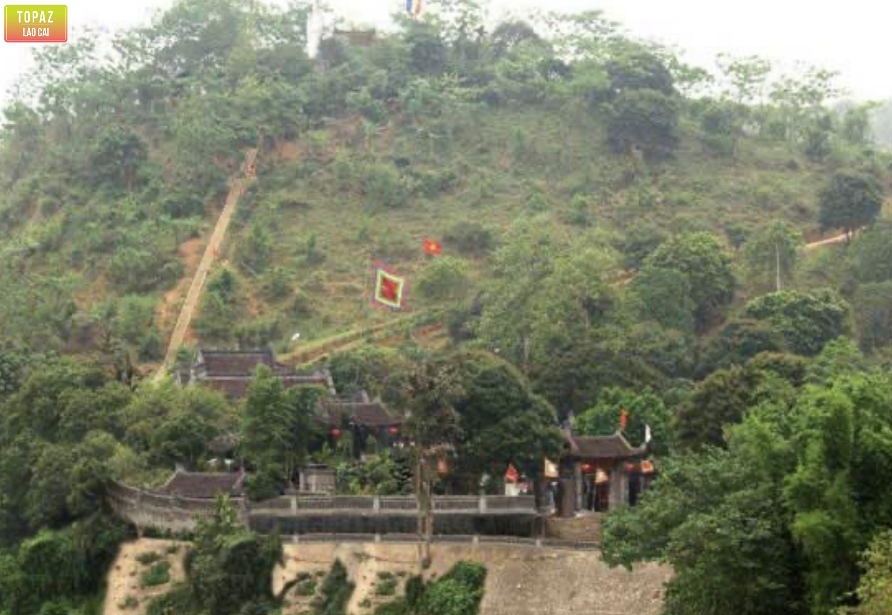 Toàn cảnh đền thờ ông Hoàng Bảy Bảo Hà ngự trên núi