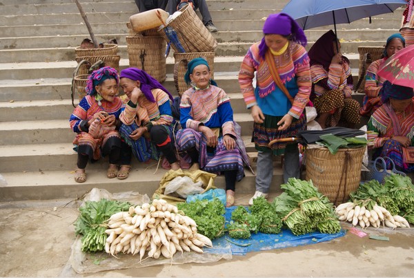 Nét độc đáo của phiên chợ lớn nhất vùng Tây Bắc